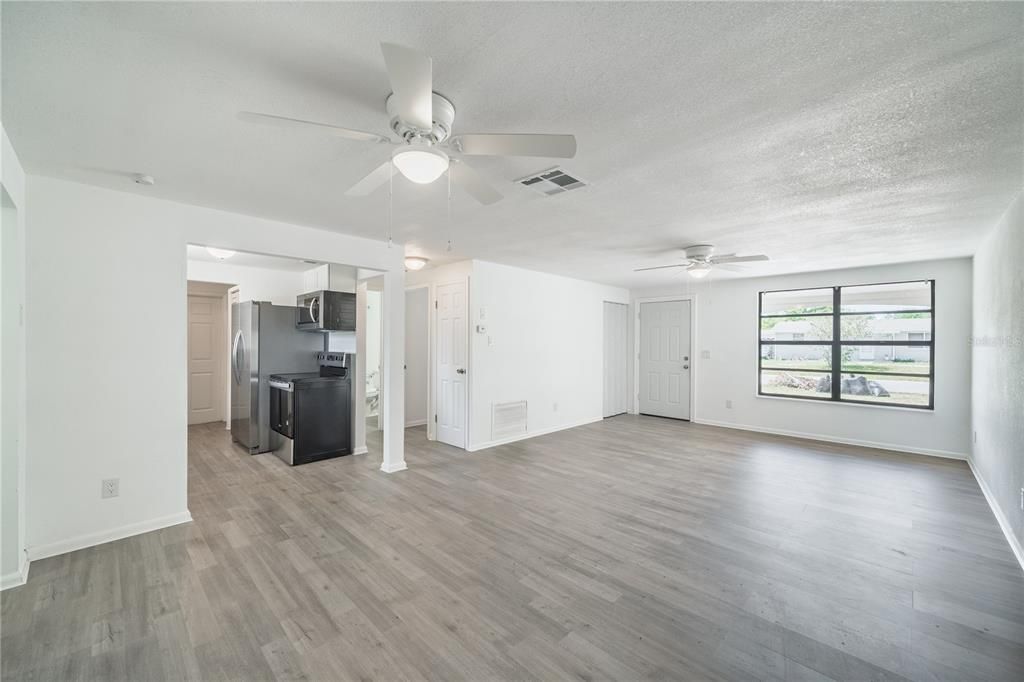 For Sale: $265,000 (3 beds, 2 baths, 1117 Square Feet)