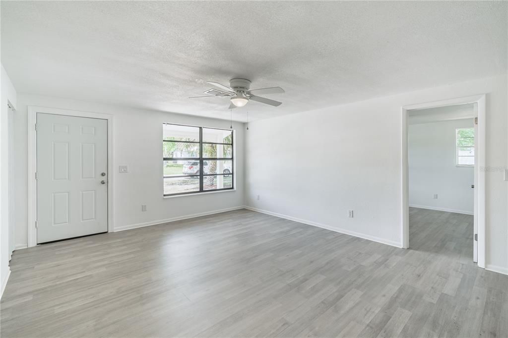 For Sale: $265,000 (3 beds, 2 baths, 1117 Square Feet)