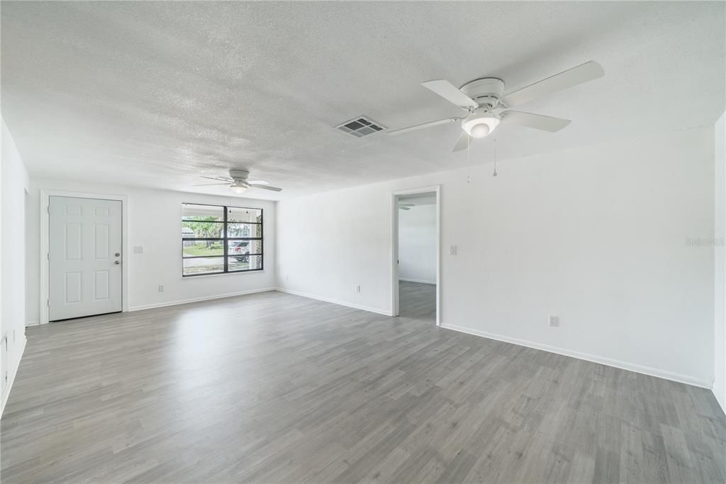 For Sale: $265,000 (3 beds, 2 baths, 1117 Square Feet)