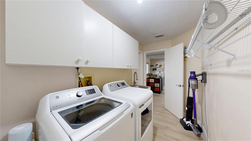 For Sale: $600,000 (3 beds, 2 baths, 1998 Square Feet)
