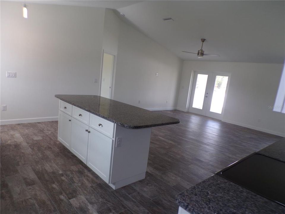 В аренду: $1,900 (3 спален, 2 ванн, 2121 Квадратных фут)