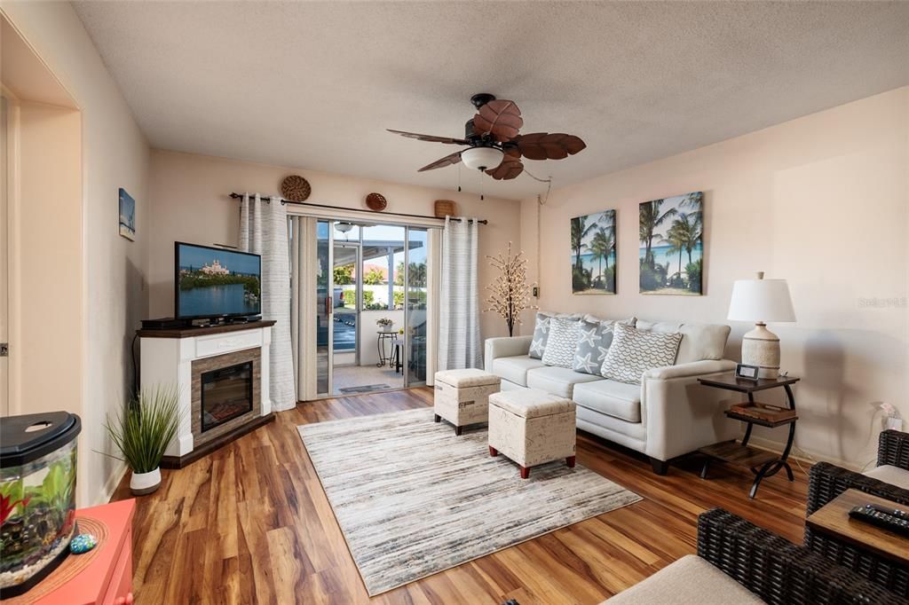 For Sale: $199,900 (2 beds, 2 baths, 1100 Square Feet)