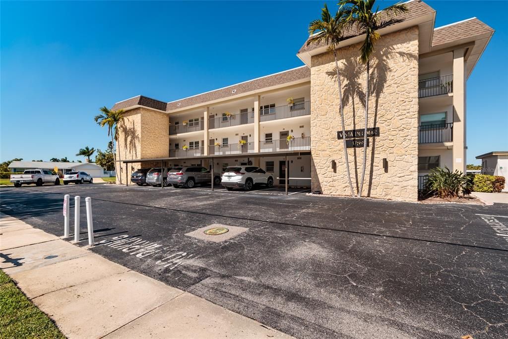 For Sale: $199,900 (2 beds, 2 baths, 1100 Square Feet)