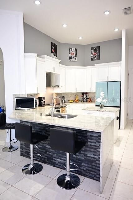 En Venta: $749,900 (4 camas, 3 baños, 3325 Pies cuadrados)