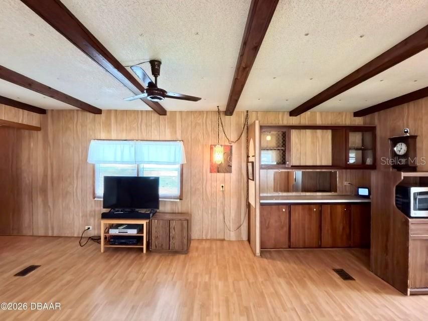 На продажу: $134,900 (2 спален, 1 ванн, 612 Квадратных фут)