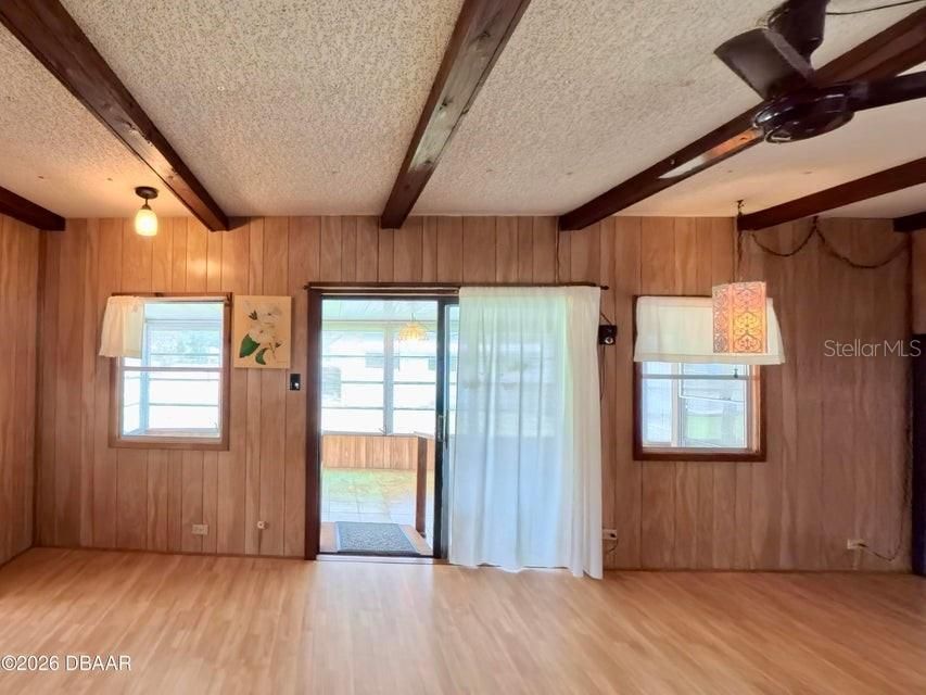 На продажу: $134,900 (2 спален, 1 ванн, 612 Квадратных фут)