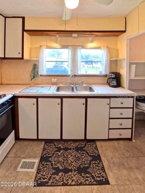 На продажу: $134,900 (2 спален, 1 ванн, 612 Квадратных фут)
