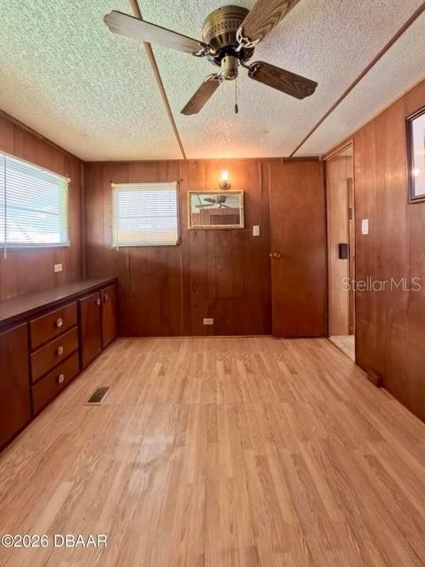На продажу: $134,900 (2 спален, 1 ванн, 612 Квадратных фут)