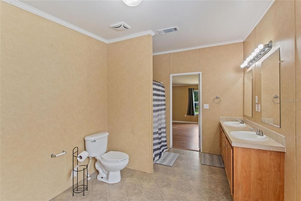 For Sale: $235,000 (5 beds, 3 baths, 2280 Square Feet)