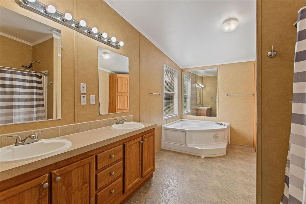 For Sale: $235,000 (5 beds, 3 baths, 2280 Square Feet)