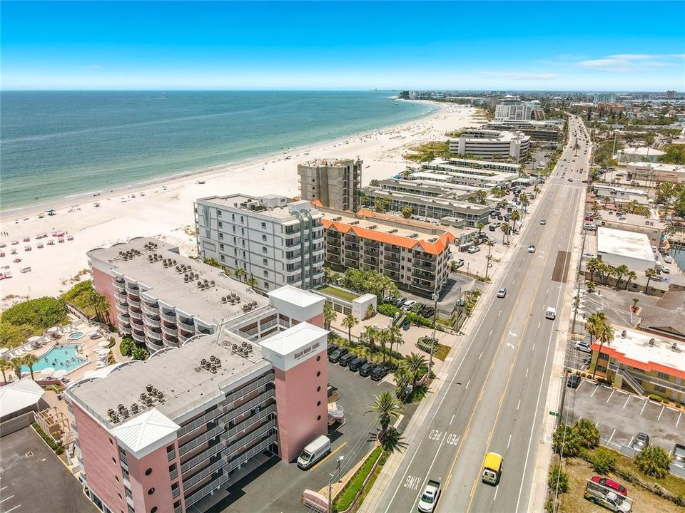 En Venta: $894,995 (2 camas, 2 baños, 750 Pies cuadrados)