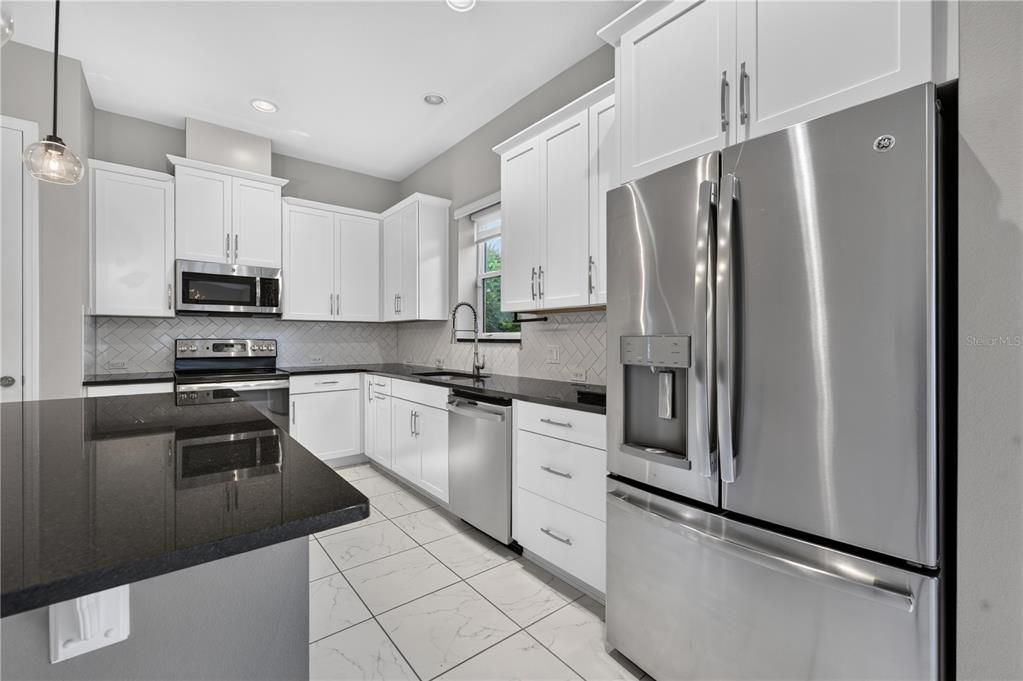 Activo con contrato: $646,000 (3 camas, 2 baños, 1916 Pies cuadrados)