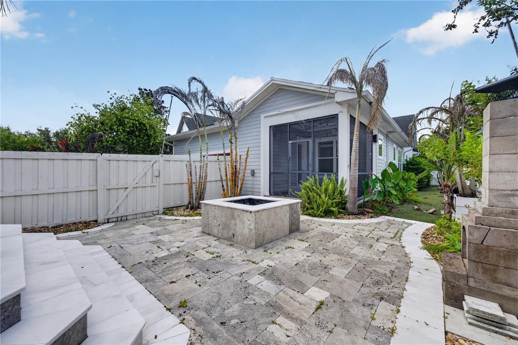 Activo con contrato: $646,000 (3 camas, 2 baños, 1916 Pies cuadrados)