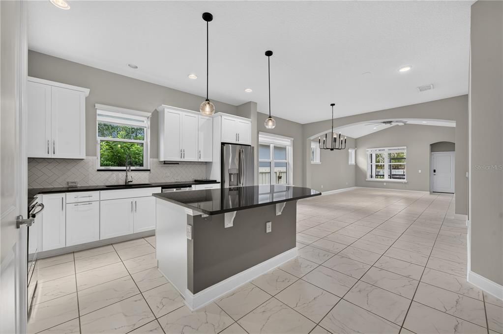 Activo con contrato: $646,000 (3 camas, 2 baños, 1916 Pies cuadrados)