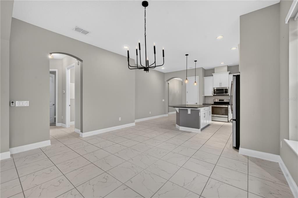 Activo con contrato: $646,000 (3 camas, 2 baños, 1916 Pies cuadrados)
