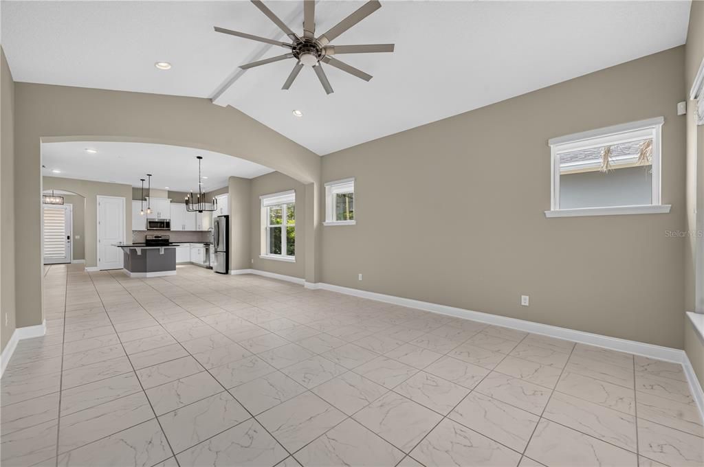 Activo con contrato: $646,000 (3 camas, 2 baños, 1916 Pies cuadrados)