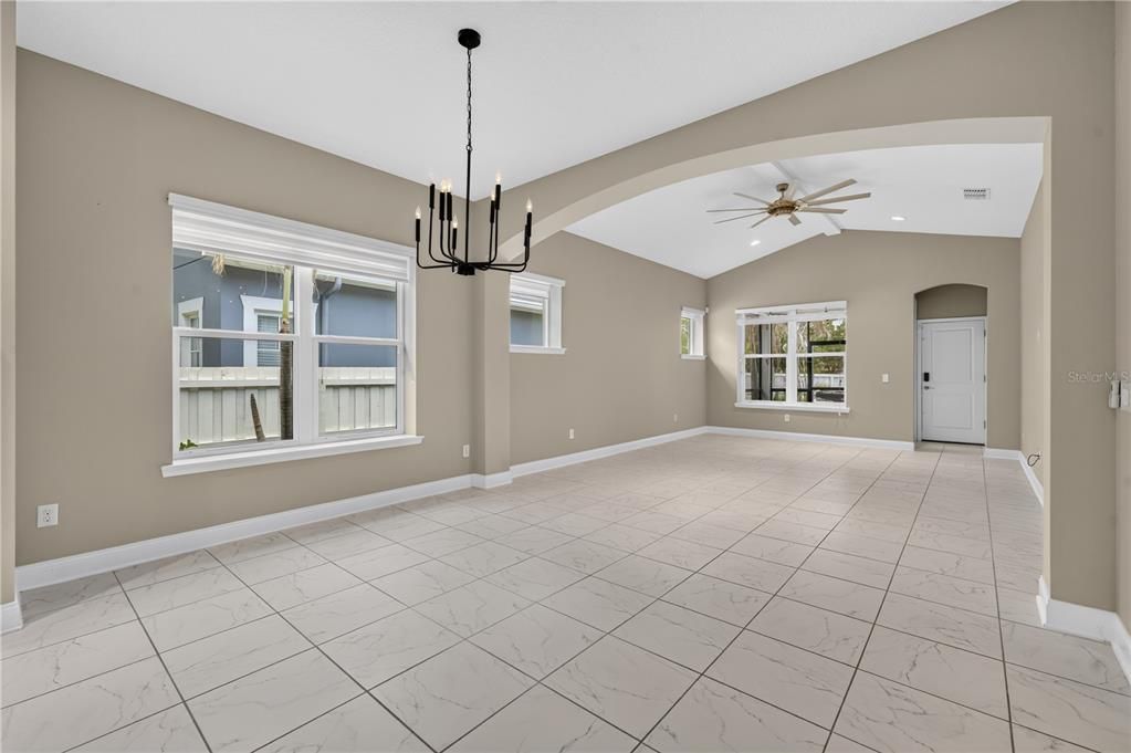 Activo con contrato: $646,000 (3 camas, 2 baños, 1916 Pies cuadrados)