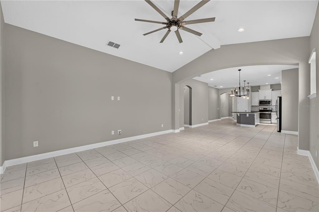 Activo con contrato: $646,000 (3 camas, 2 baños, 1916 Pies cuadrados)