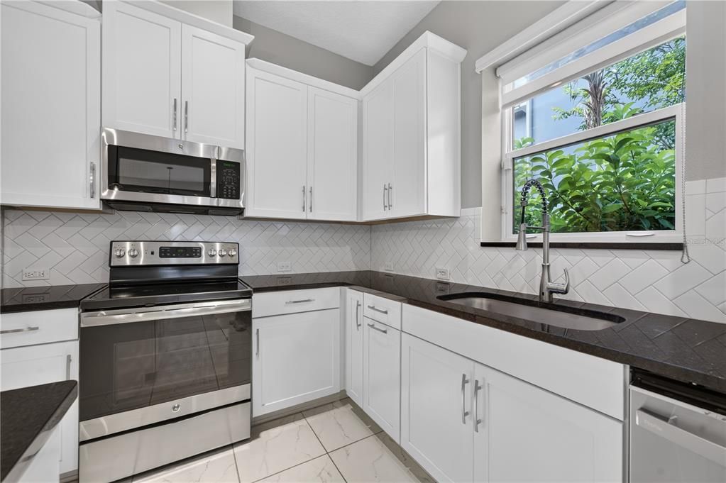 Activo con contrato: $646,000 (3 camas, 2 baños, 1916 Pies cuadrados)