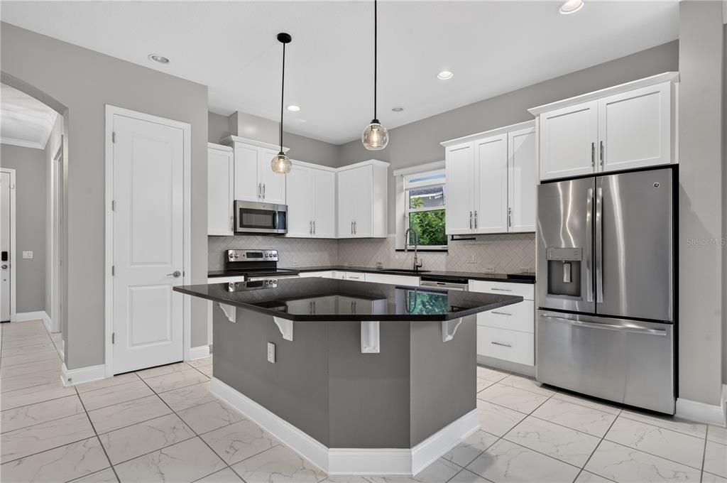 Activo con contrato: $646,000 (3 camas, 2 baños, 1916 Pies cuadrados)