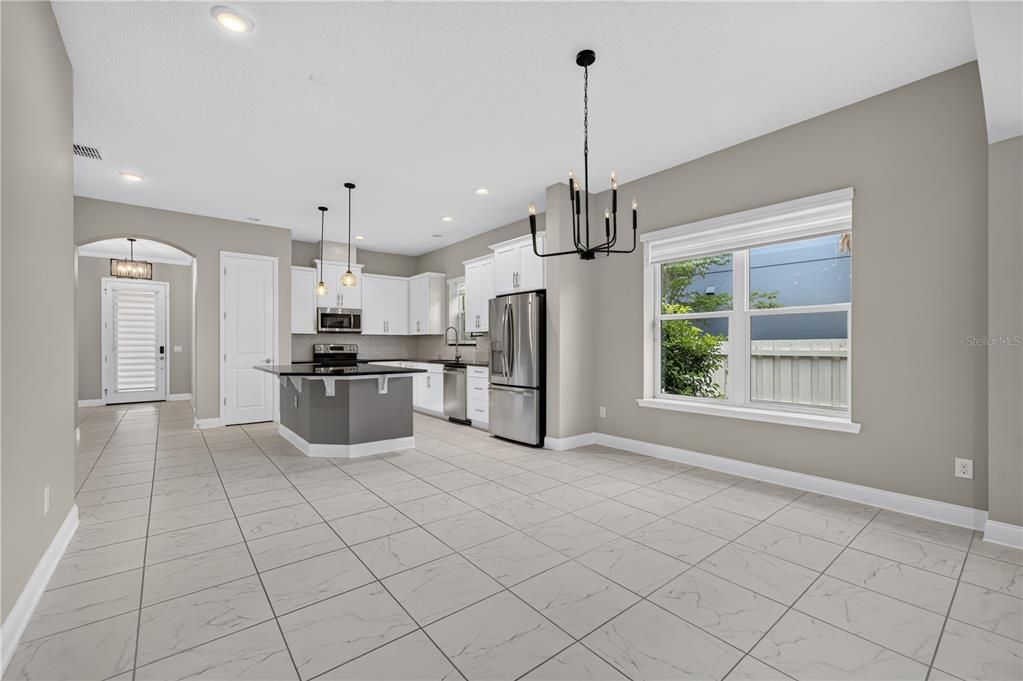 Activo con contrato: $646,000 (3 camas, 2 baños, 1916 Pies cuadrados)
