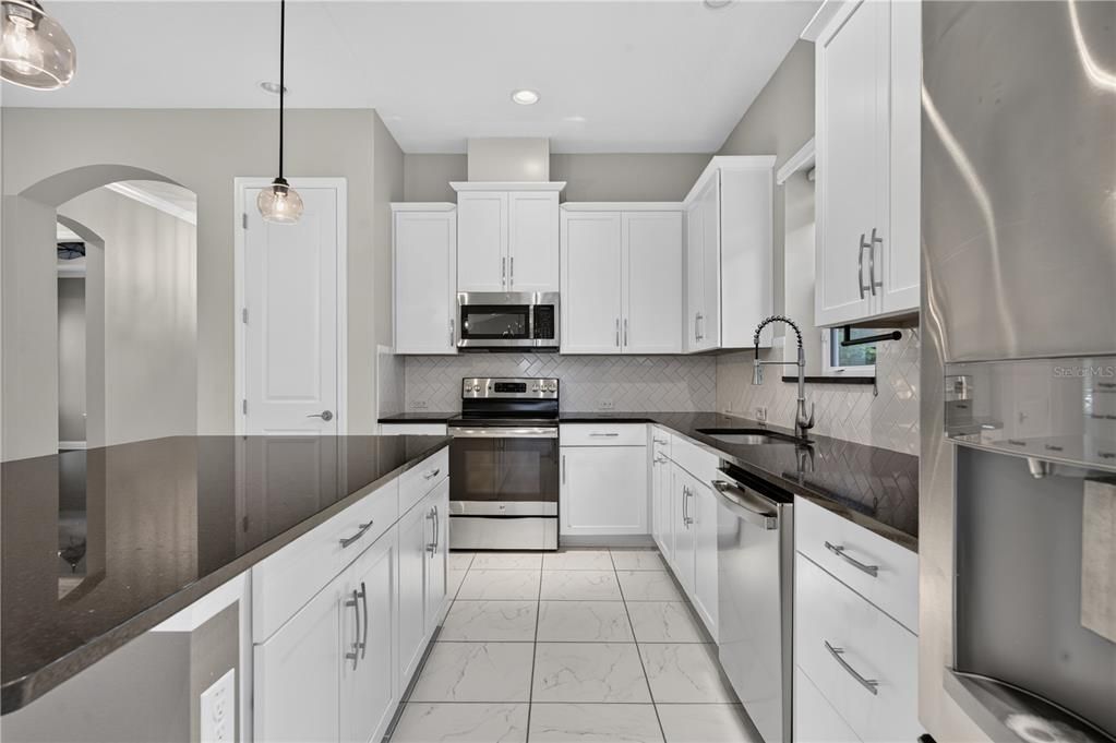 Activo con contrato: $646,000 (3 camas, 2 baños, 1916 Pies cuadrados)