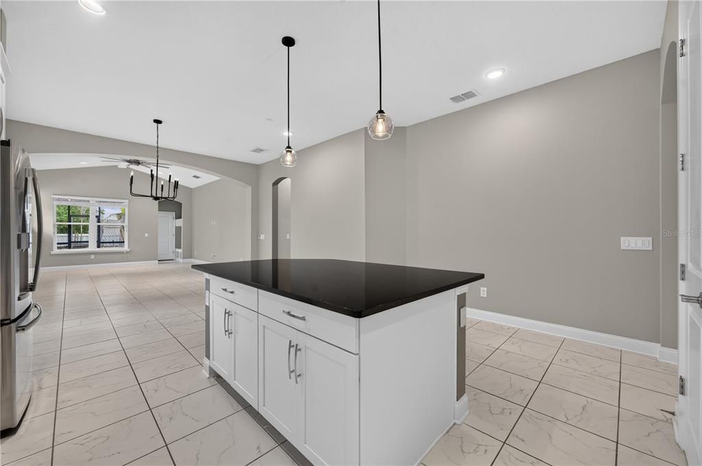 Activo con contrato: $646,000 (3 camas, 2 baños, 1916 Pies cuadrados)