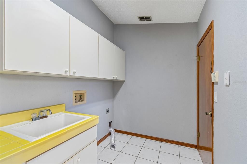 Active With Contract: $349,900 (3 beds, 2 baths, 1901 Square Feet)