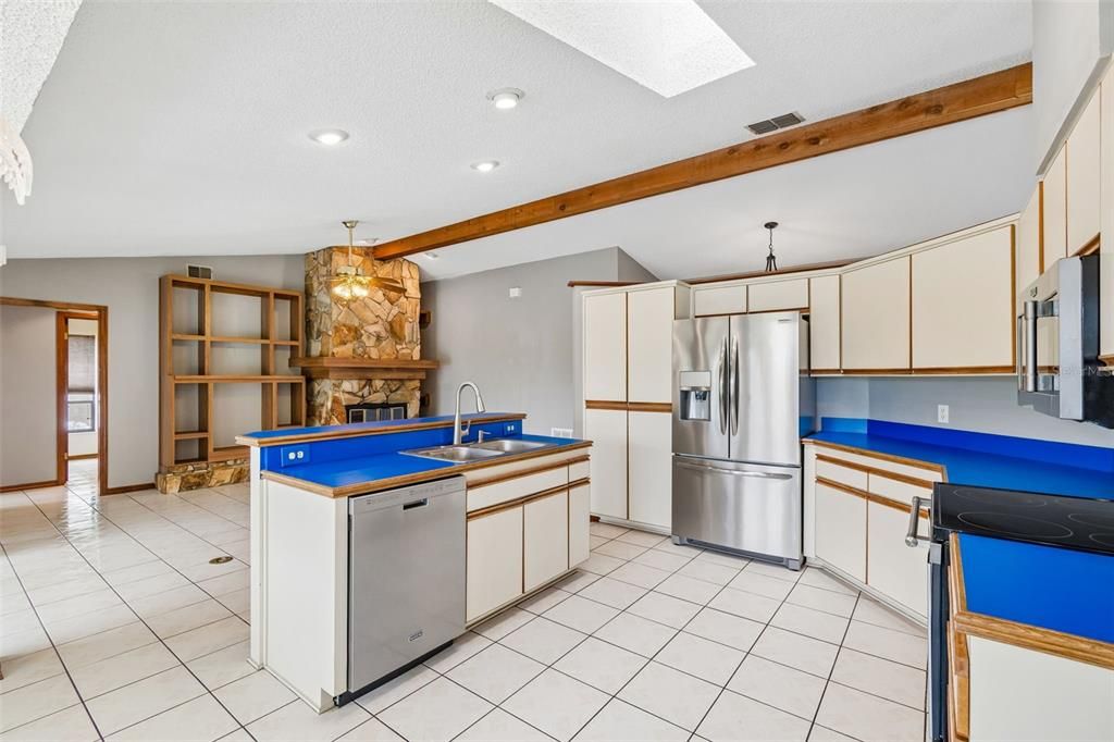 Active With Contract: $349,900 (3 beds, 2 baths, 1901 Square Feet)