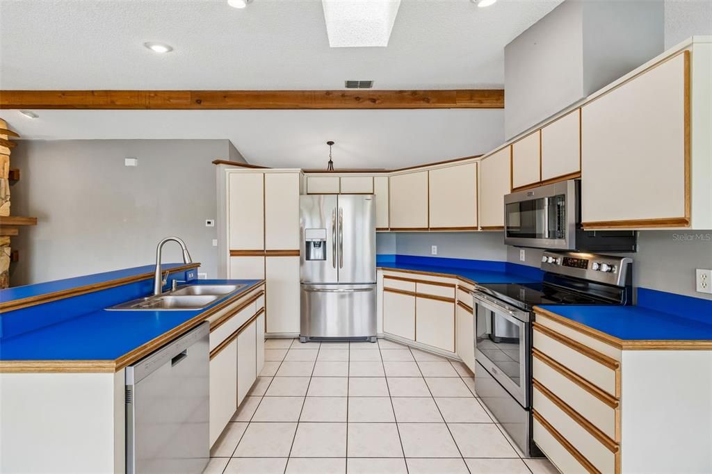 Active With Contract: $349,900 (3 beds, 2 baths, 1901 Square Feet)