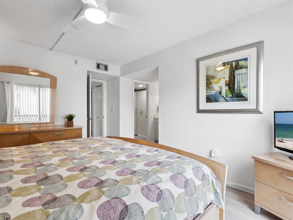 For Sale: $499,000 (2 beds, 2 baths, 1101 Square Feet)