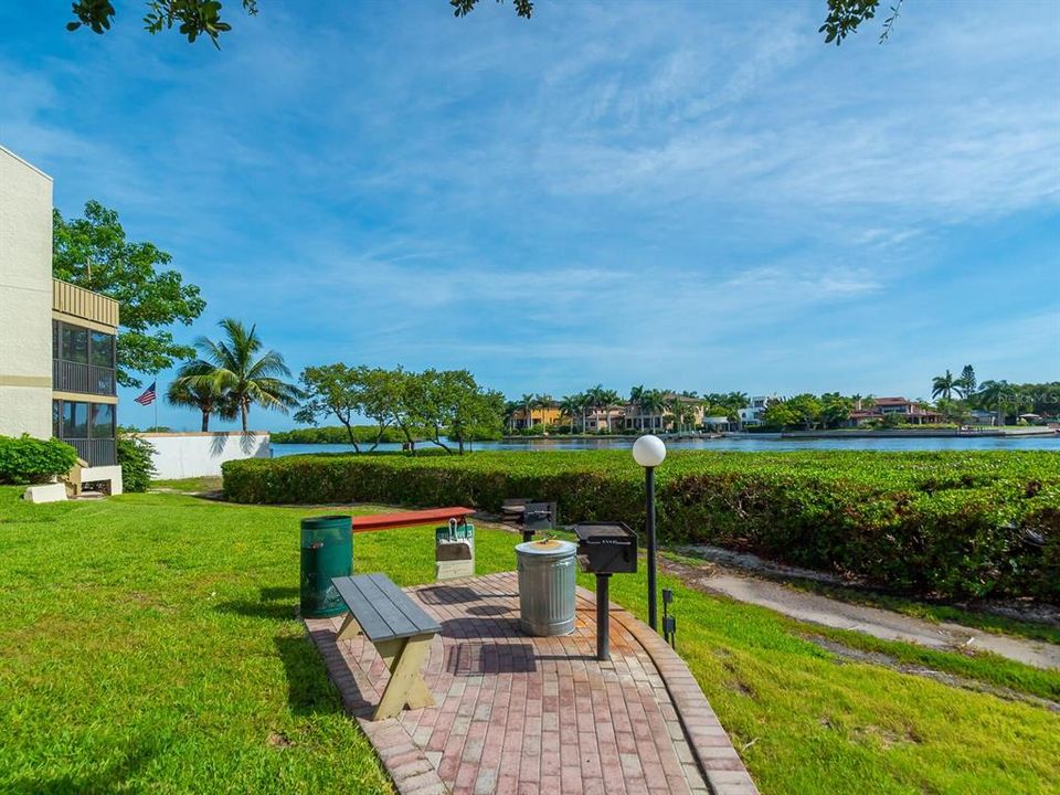 For Sale: $499,000 (2 beds, 2 baths, 1101 Square Feet)