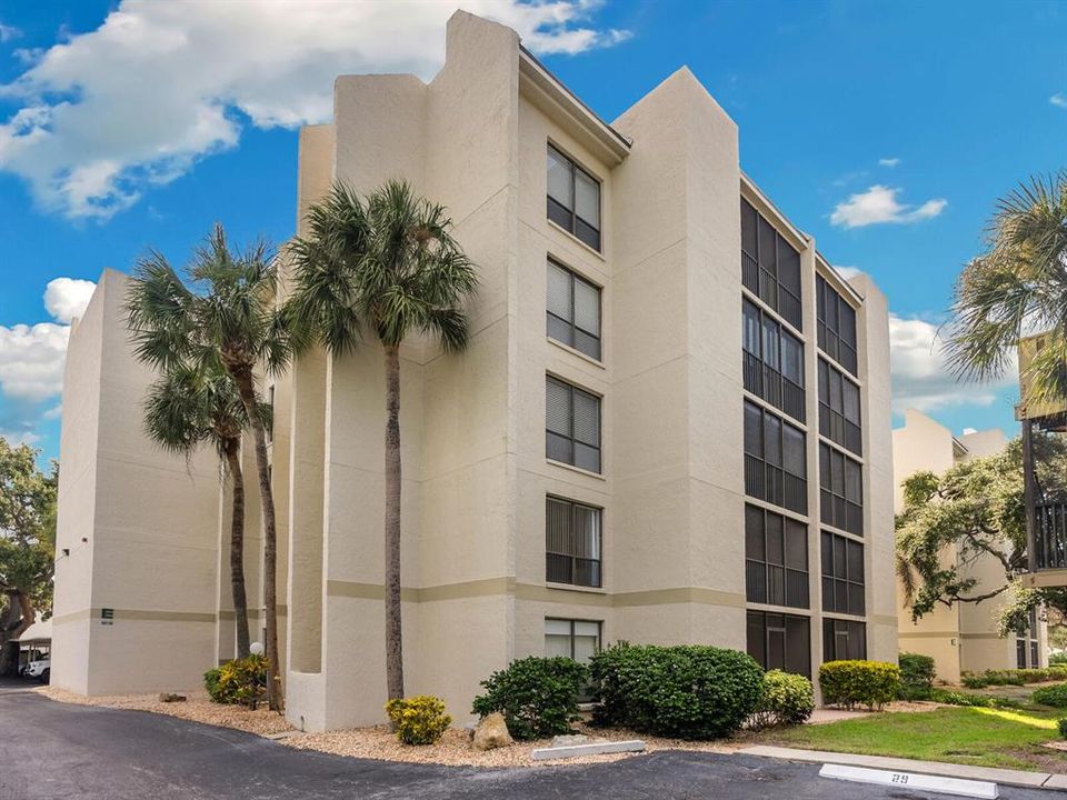 For Sale: $499,000 (2 beds, 2 baths, 1101 Square Feet)
