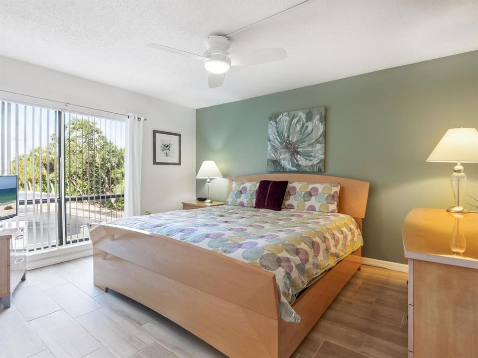 For Sale: $499,000 (2 beds, 2 baths, 1101 Square Feet)