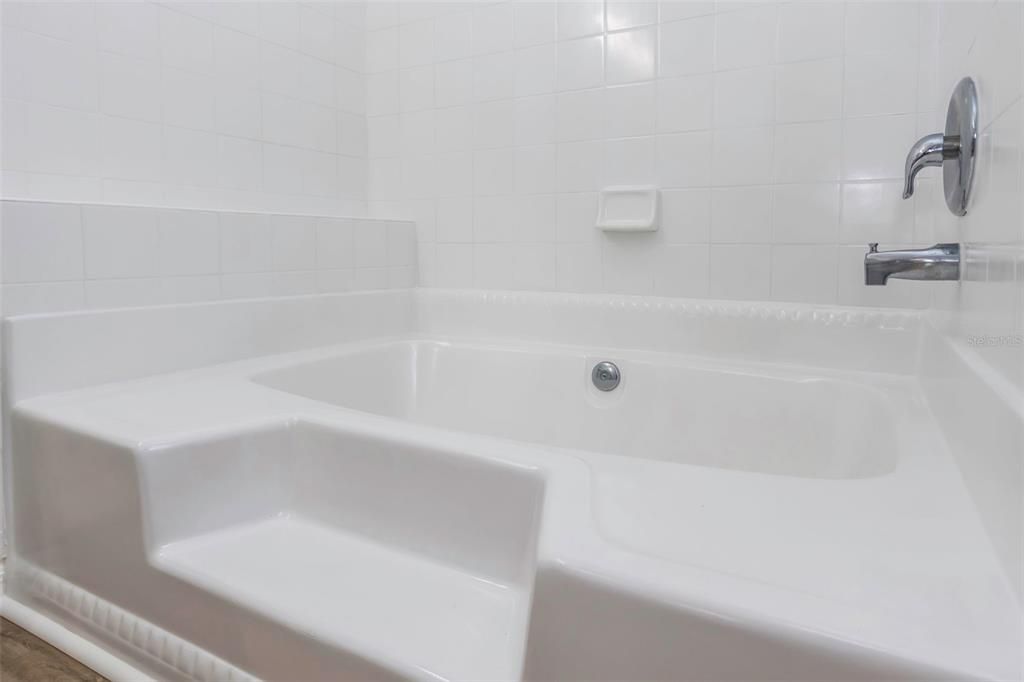 Под контрактом: $479,900 (4 спален, 2 ванн, 1718 Квадратных фут)