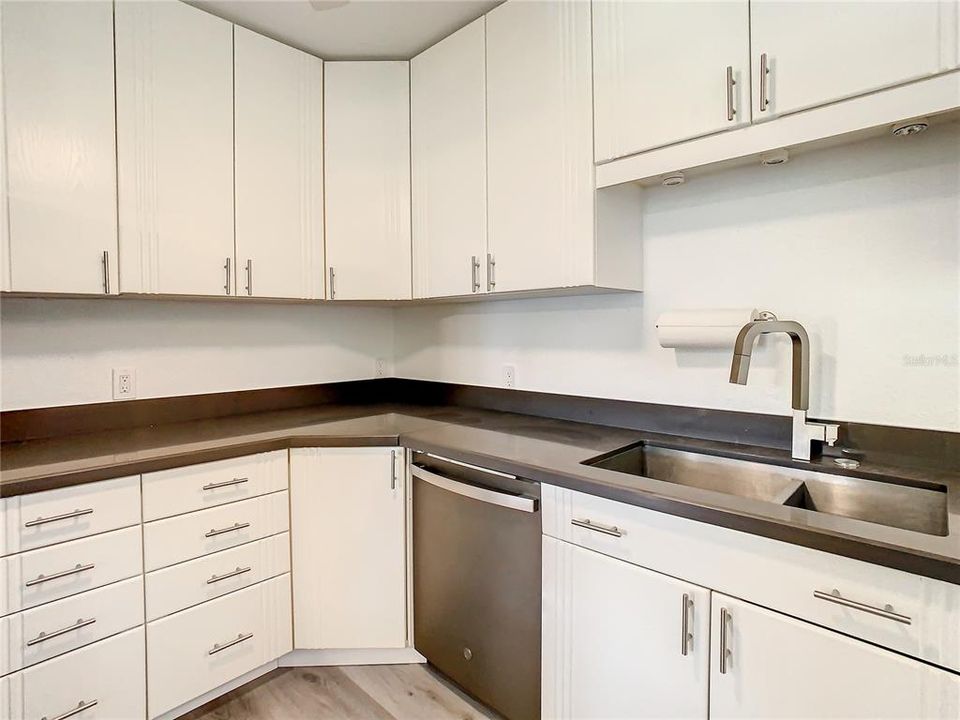 В аренду: $3,350 (2 спален, 2 ванн, 1090 Квадратных фут)
