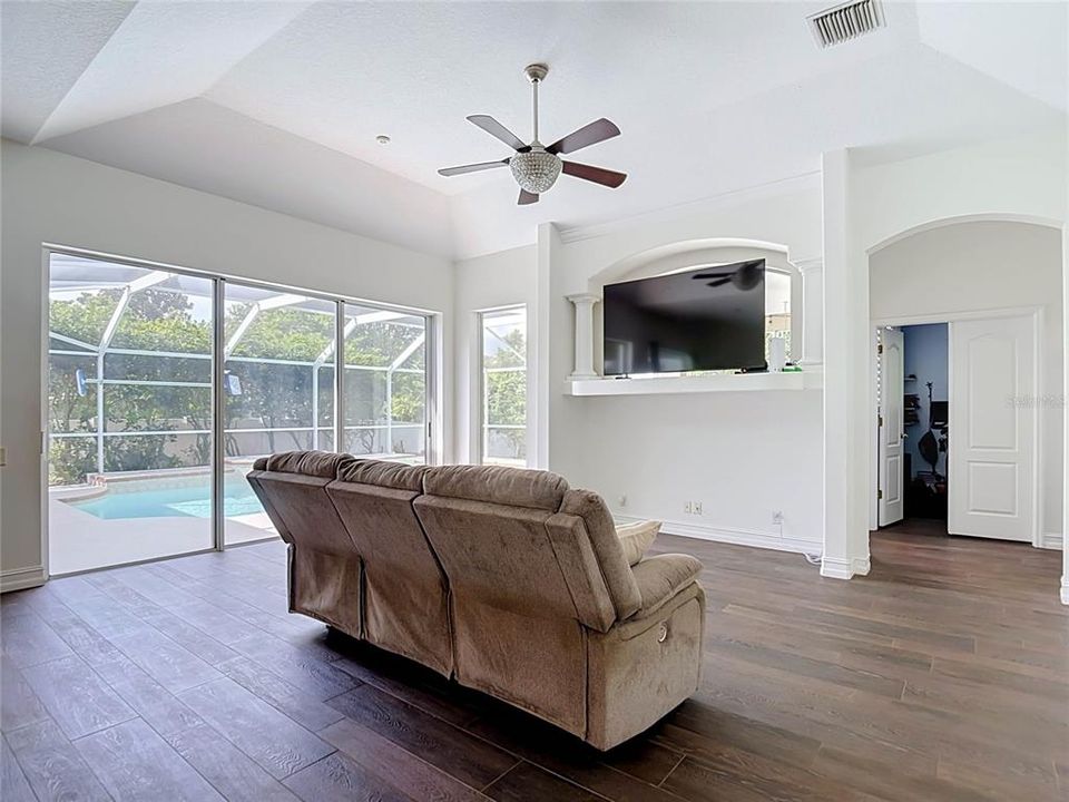 En Venta: $589,900 (4 camas, 3 baños, 2497 Pies cuadrados)