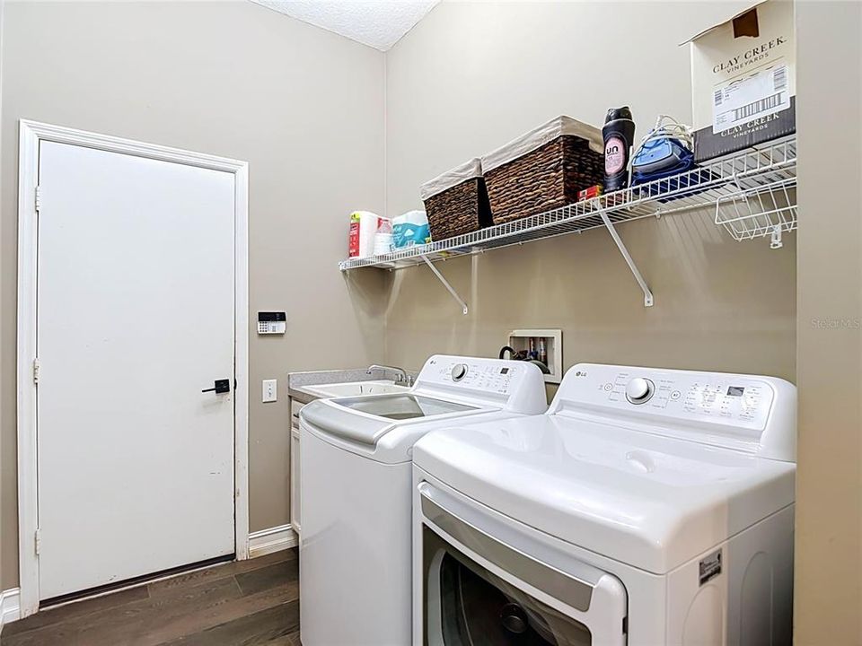 En Venta: $589,900 (4 camas, 3 baños, 2497 Pies cuadrados)