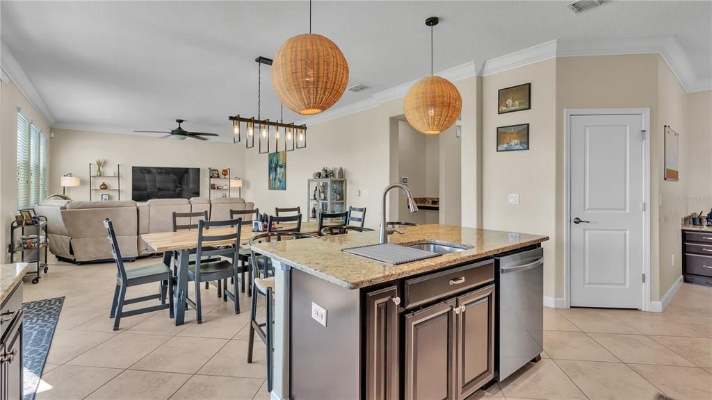 En Venta: $471,900 (4 camas, 2 baños, 2616 Pies cuadrados)