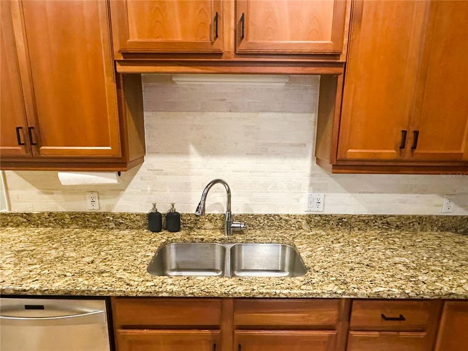 For Sale: $365,000 (2 beds, 2 baths, 1234 Square Feet)