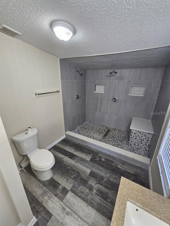 En Venta: $365,000 (5 camas, 2 baños, 2100 Pies cuadrados)