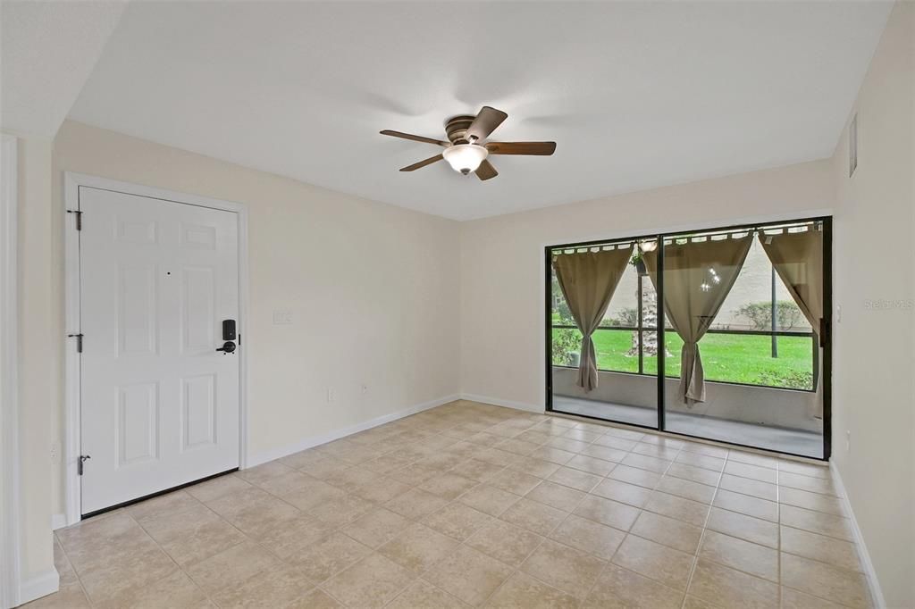 For Sale: $159,900 (1 beds, 1 baths, 710 Square Feet)