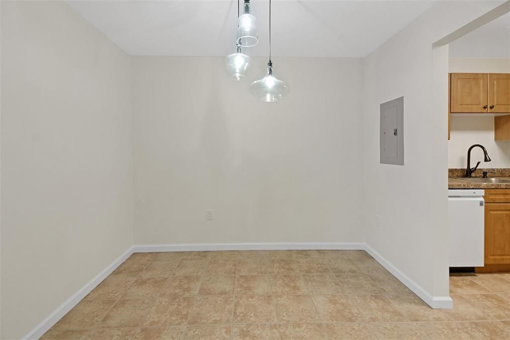 For Sale: $159,900 (1 beds, 1 baths, 710 Square Feet)