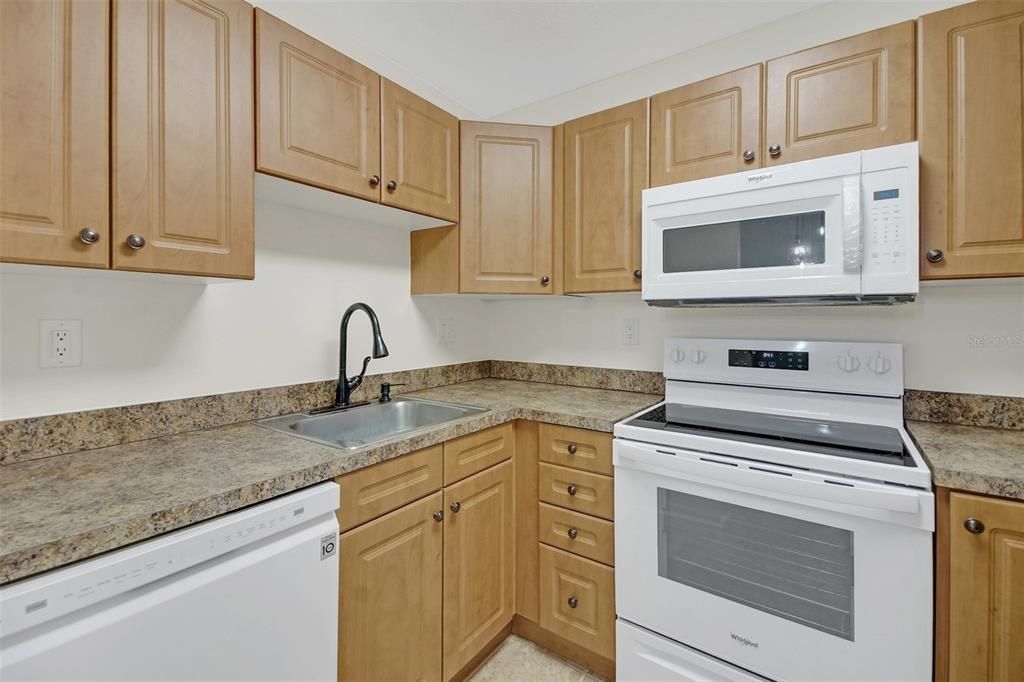 For Sale: $159,900 (1 beds, 1 baths, 710 Square Feet)