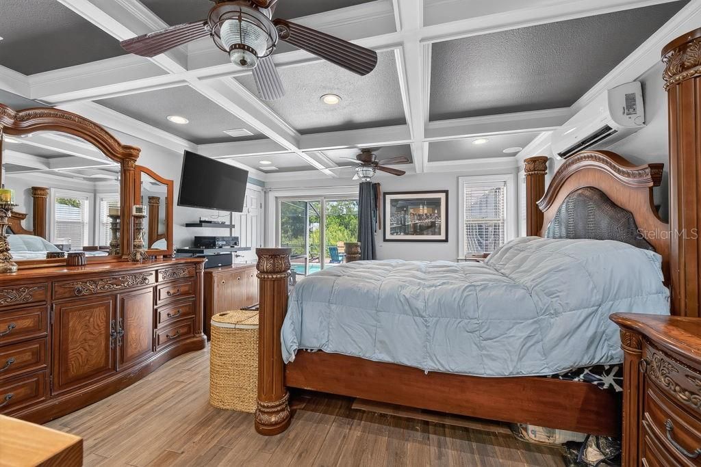 For Sale: $445,000 (3 beds, 2 baths, 967 Square Feet)