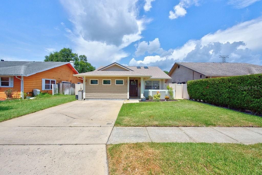 For Sale: $445,000 (3 beds, 2 baths, 967 Square Feet)
