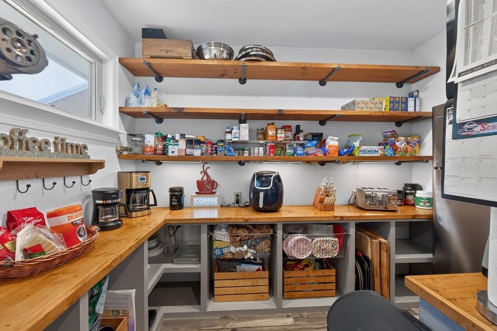 For Sale: $445,000 (3 beds, 2 baths, 967 Square Feet)