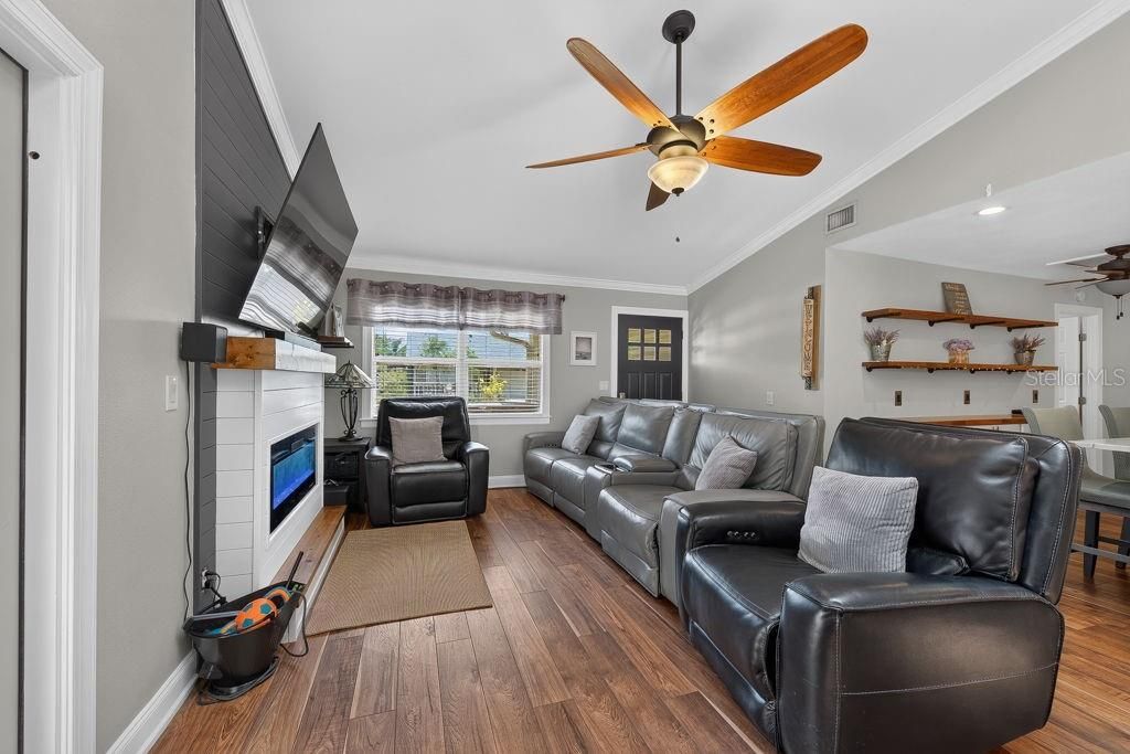 For Sale: $445,000 (3 beds, 2 baths, 967 Square Feet)