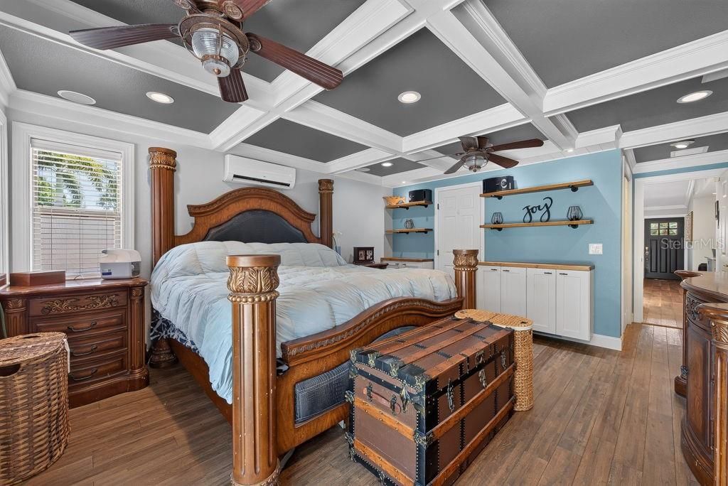 For Sale: $445,000 (3 beds, 2 baths, 967 Square Feet)