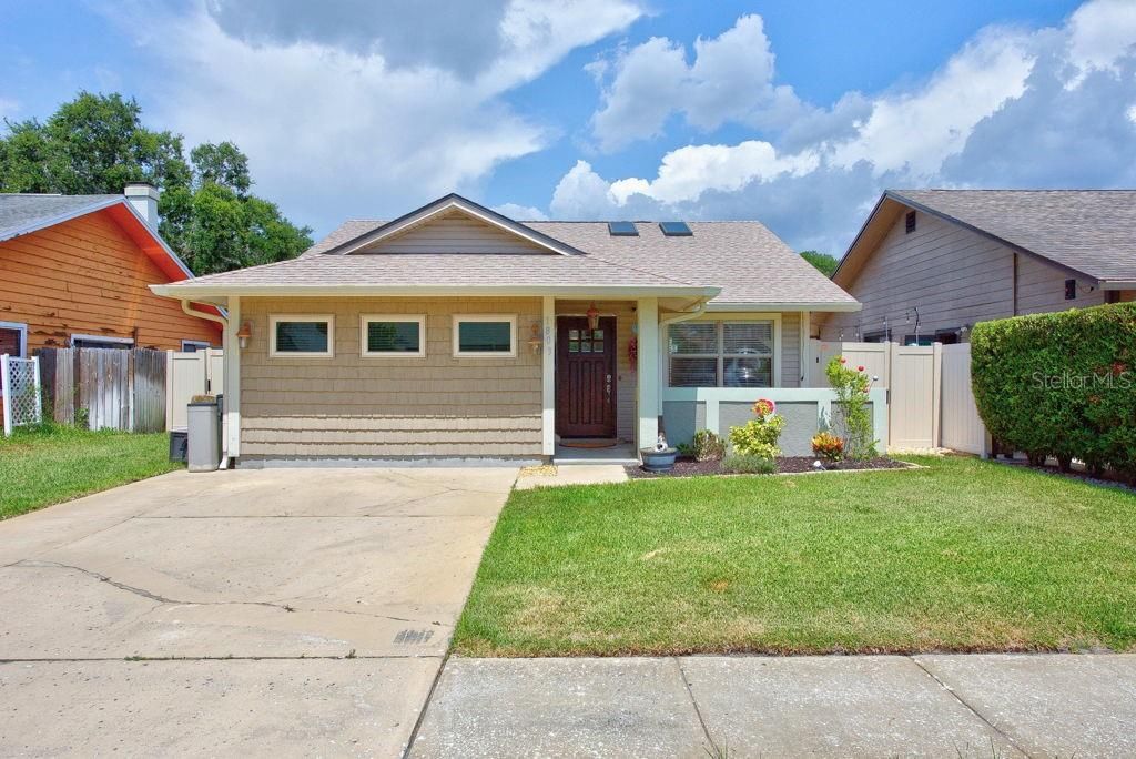 For Sale: $445,000 (3 beds, 2 baths, 967 Square Feet)